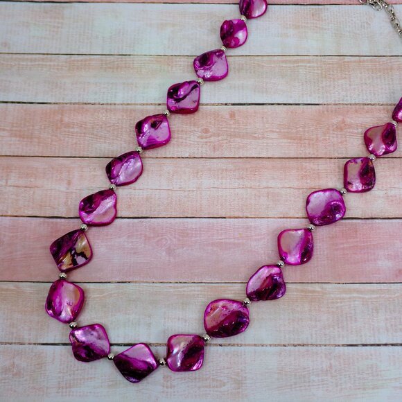 Purple shell bead necklace made with natural shape shell beads and silver beads - Picture 9 of 11
